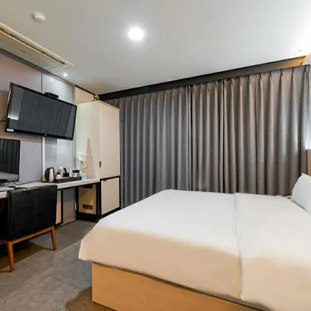 Hotel The May